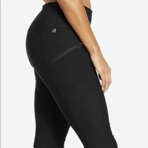 Eddie Bauer black workout capri with 4 side pockets -brand new. Sleek. Small